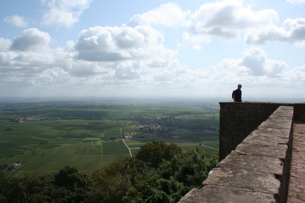 Von der Madenburg erschließt sich ein schöner Blick in die Wein-/Rheinebene