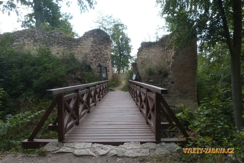 Romantická zřícenina hradu Pravda v oblasti Džbán