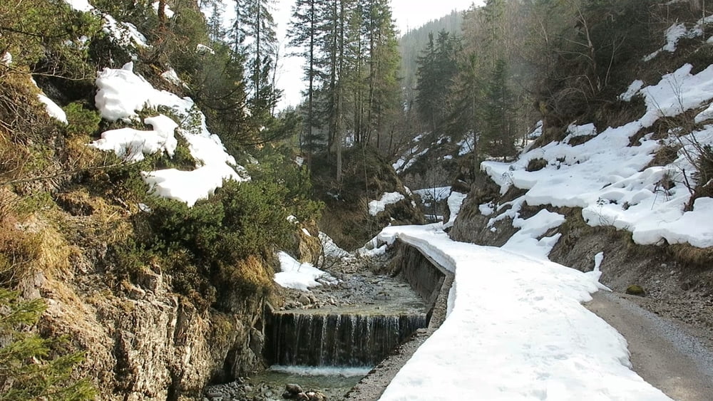 Wandern Tirol: Waidring/  Weißbachschlucht mit Schneeschuhen