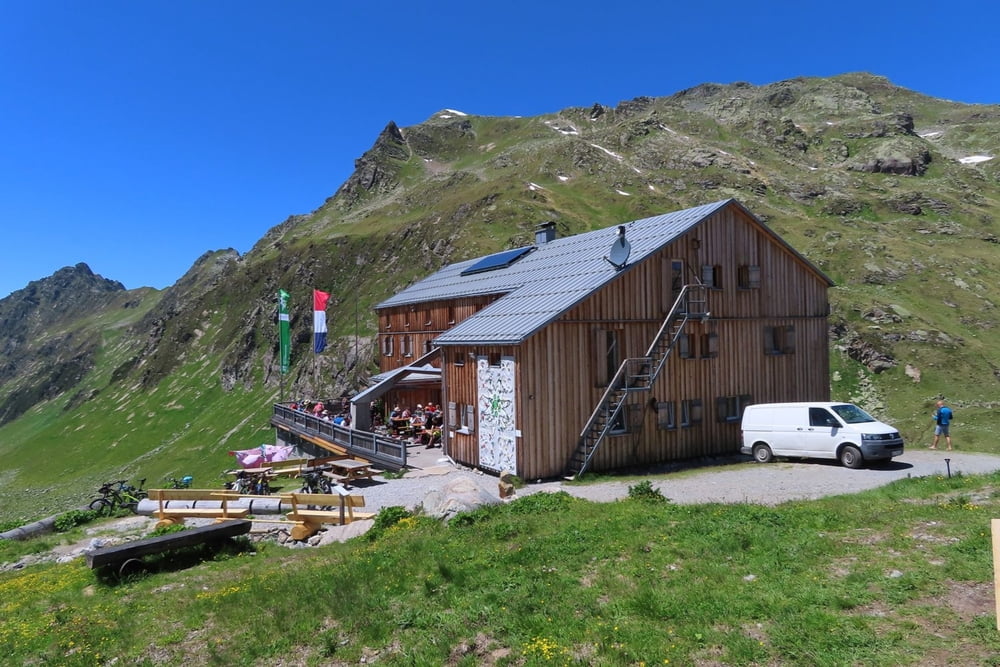 Heilbronner Hütte mit Versalspitze