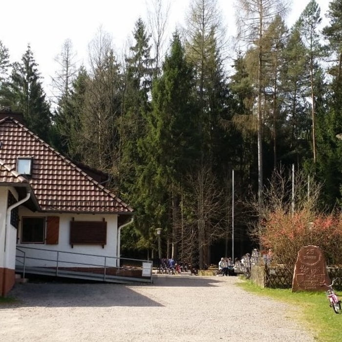 Pfälzer Rundwanderung mit Einkehr -  Hütte im Schneiderfeld