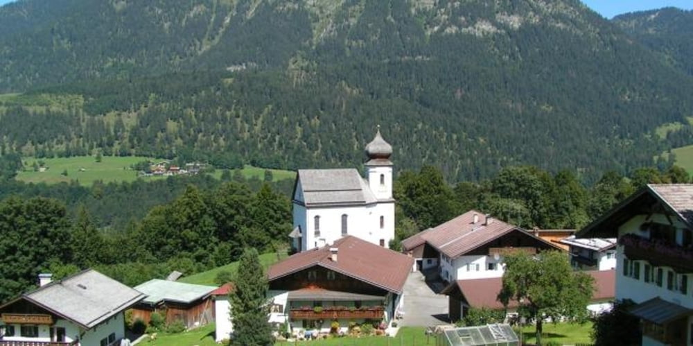 Zu Fuß von Garmisch-Partenkirchen durch die Bergwelt nach Mittenwald und auf zwei Rädern zurück