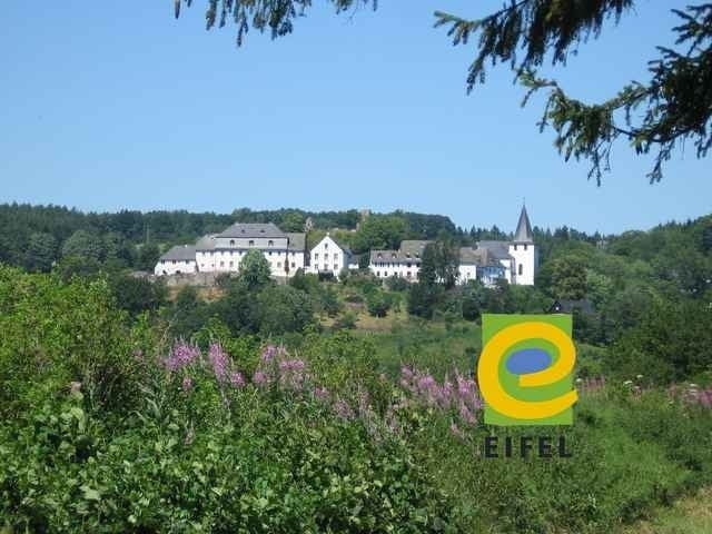 Kronenburg: Wiesen, Felder, Wacholder und "Die Päpstin"
