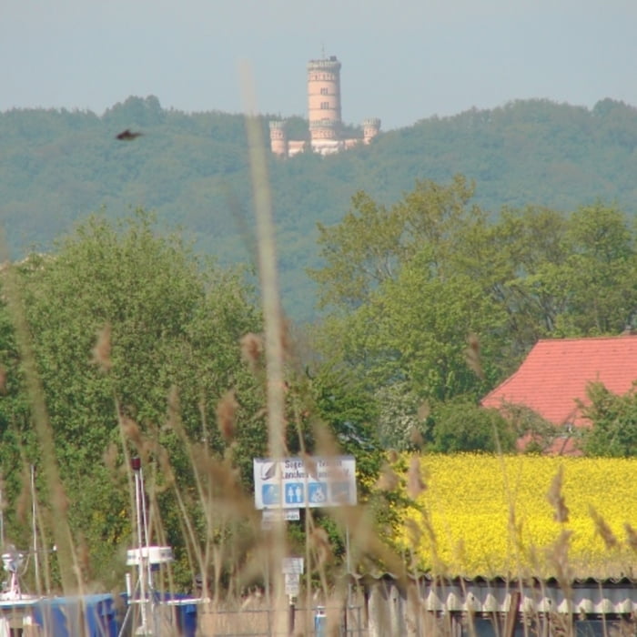 Blick vom Seedorfer Hafen zur Granitz