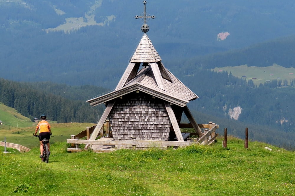 Rund um und auf die Steinplatte