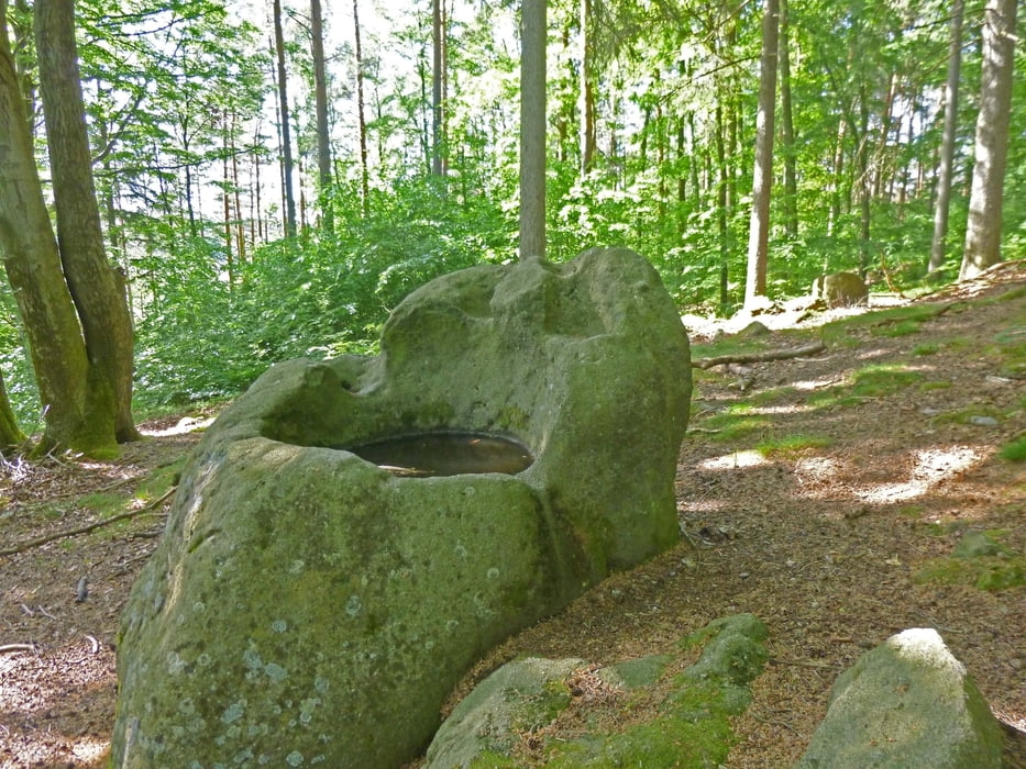 Obercrinitzer Runde mit Taufstein, Griebenherd, Steinkreuz und Radiumquelle
