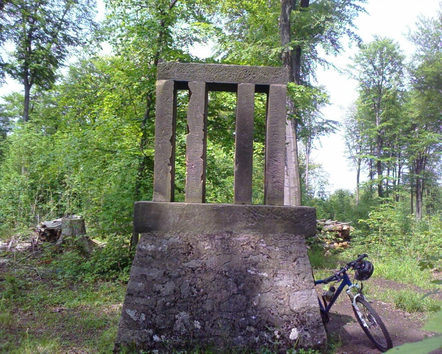 Göttinger Wald T6: Zum Gaußschen Meridian Stein