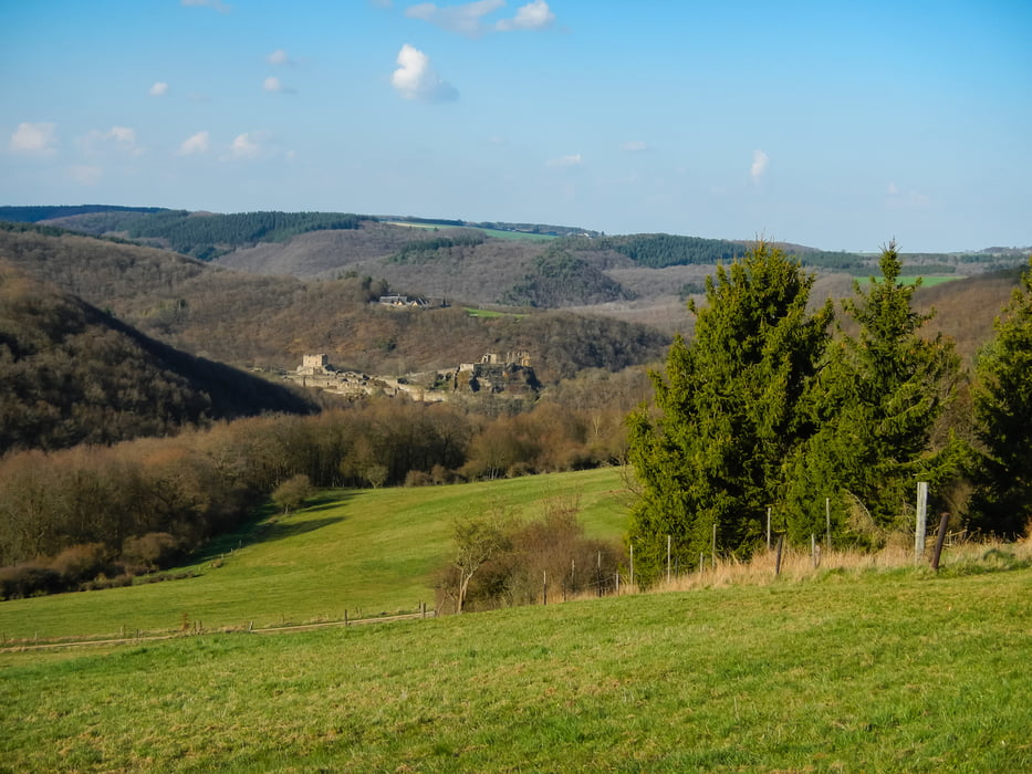 Bei Bundenbach - Blick zur Schmidtburg und Keltensiedlung im Hahnenbachtal