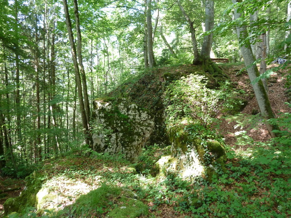 Ruinen und Höhlen
