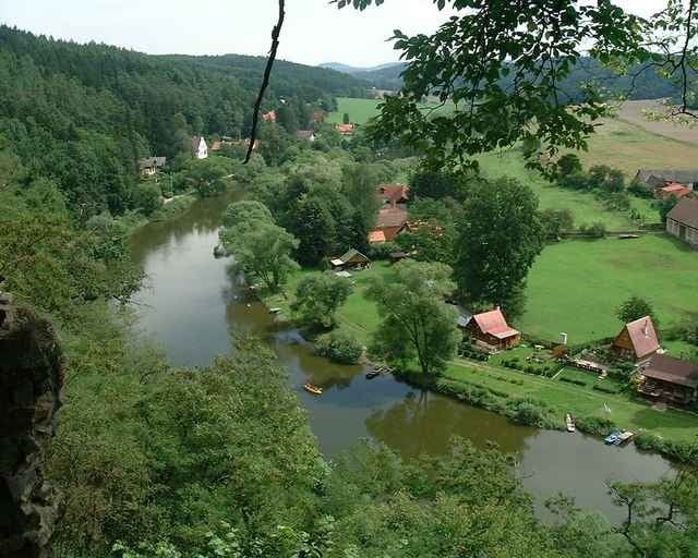 Výhled ze zříceniny na řeku Sázavu
