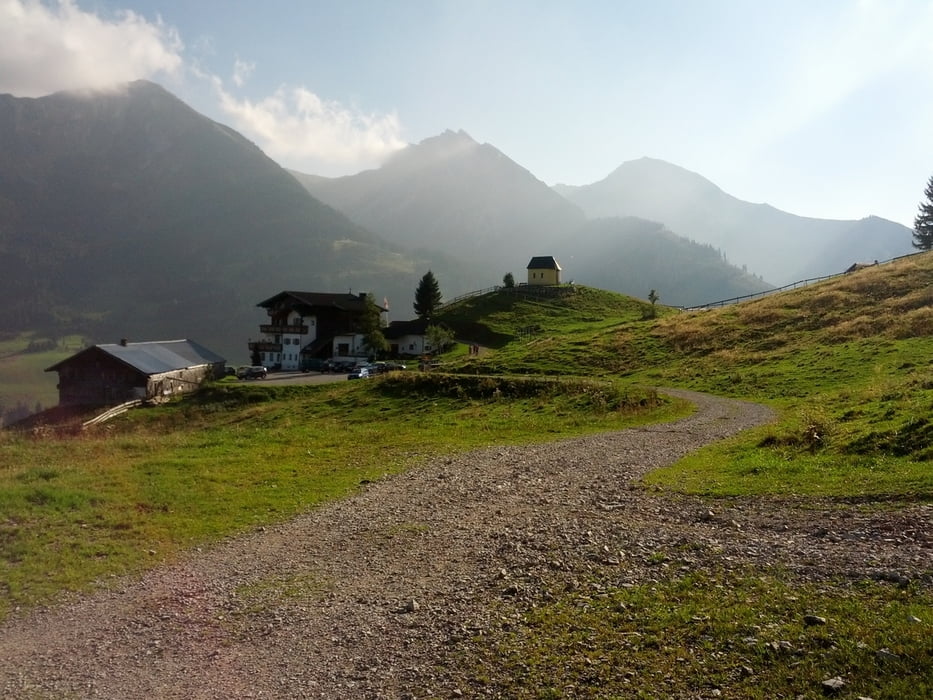 Grän-Berg-Lohmoos-Zugspitzblick und durch`s Tal wieder nach Grän