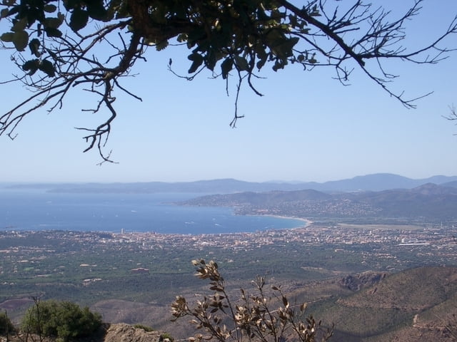 Durchs Esterel mit Blick aufs Meer