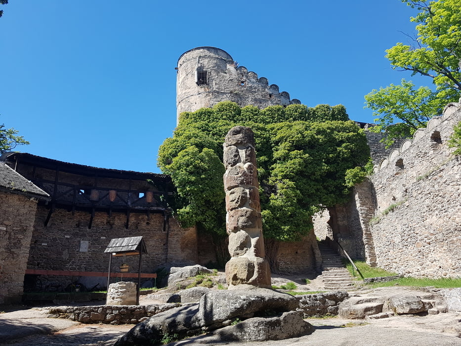 Zum Castle Chojnik im Riesengebirge