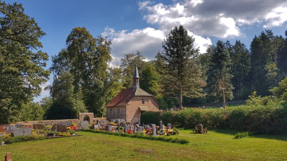 die Friedhofskapelle auf der Sensbacher Höhe
