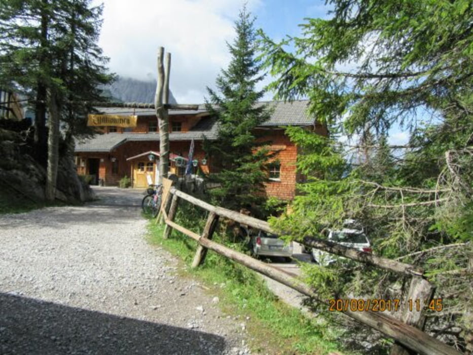 Dolomitenhütte-Karlsbaderhütte