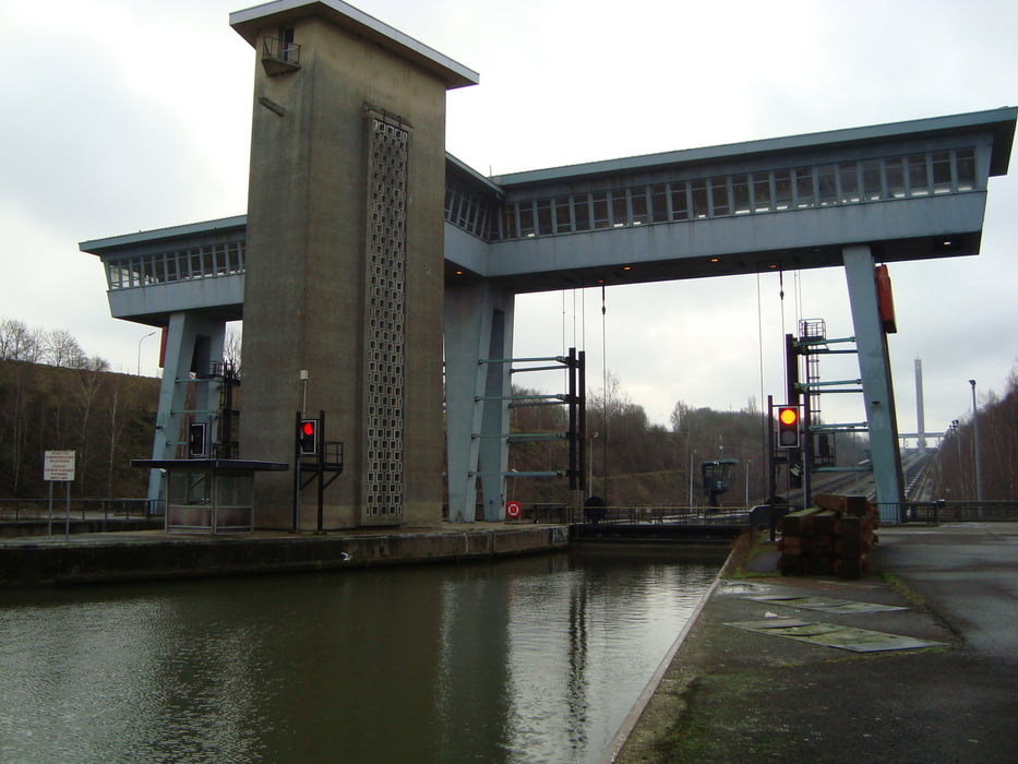 Motortochtje langs de waalse scheepsliften