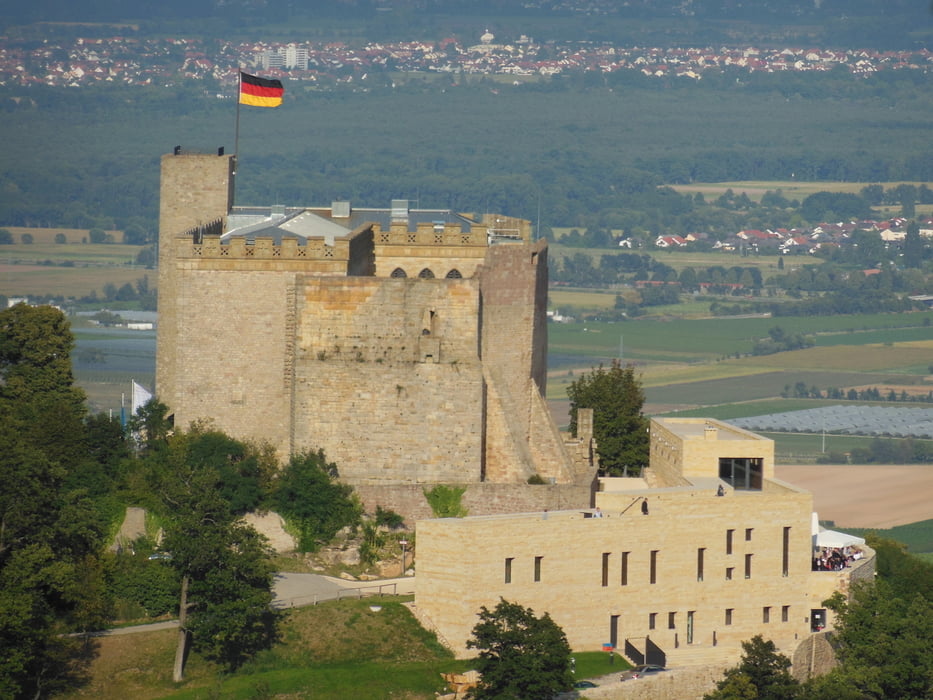Vom Hambacher Schloss über Sühnekreuz zur Hohe Loog