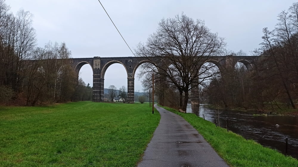 Vom Hetzdorfer Viadukt zur historischen Holzbrücke in Hohenfichte