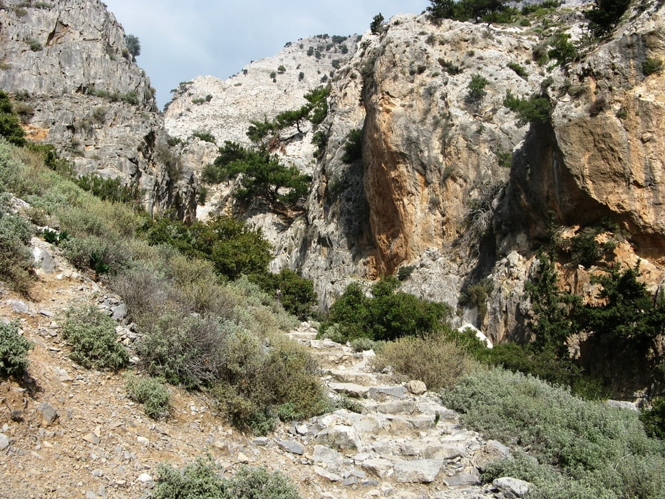 Rundwanderung durch die Roúwas-Schlucht 