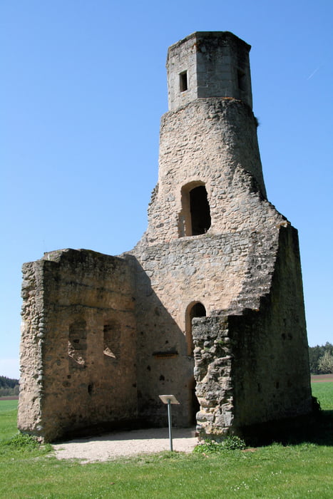 Dürrwangen und zur St. Cyriakus-Kapelle (Ruine)