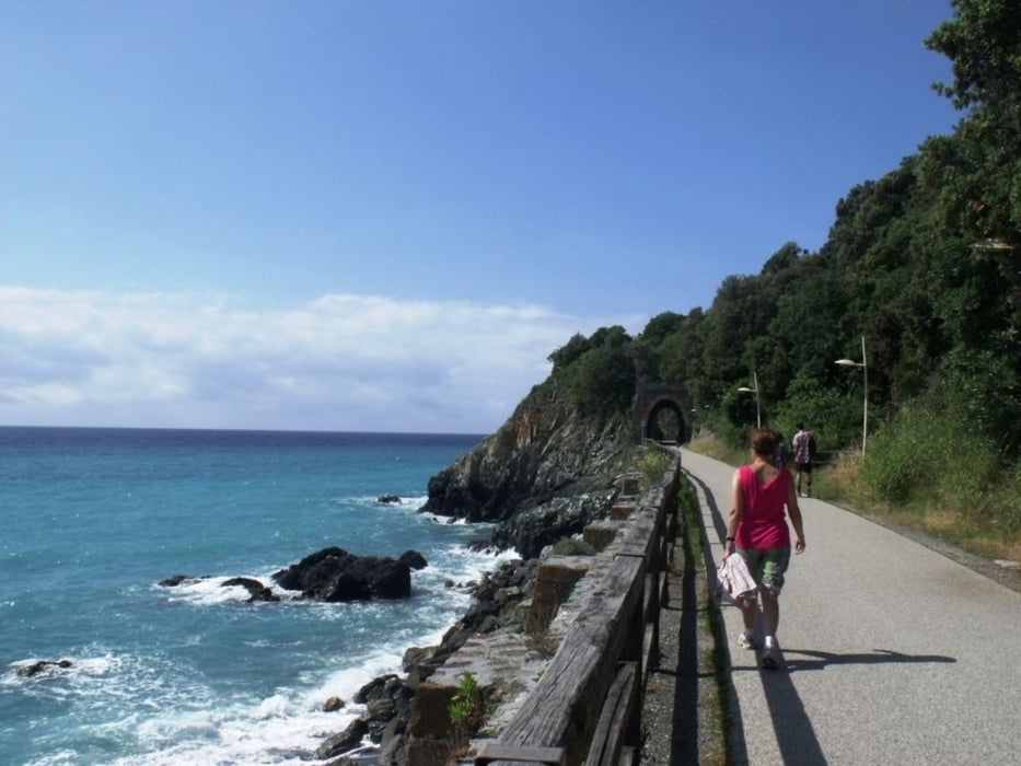 Arenzano - Varazze lungo il tracciato della ferrovia