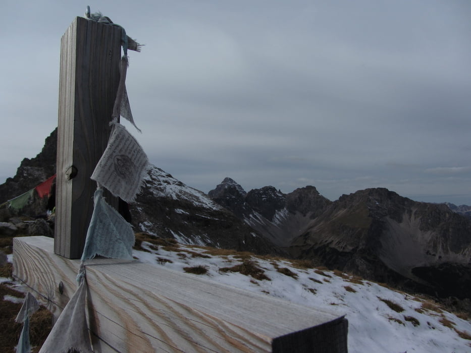 Am Gipfel mit Blick in die Rosszahngruppe und dem Hochvogel.
