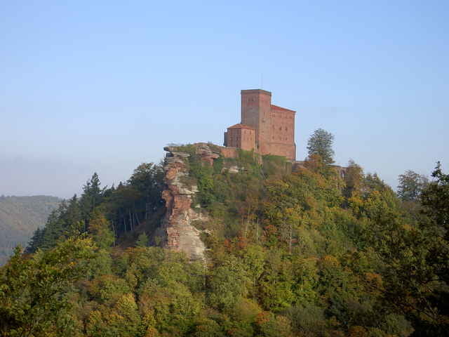 9 Bergipfel mit Ruinen und Burgen zwischen Annweiler und Klingenmünster