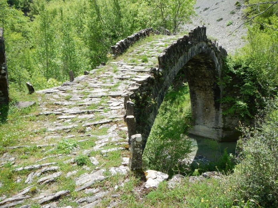 Greece, Zagori: Trail to stone bridge Roystiaras