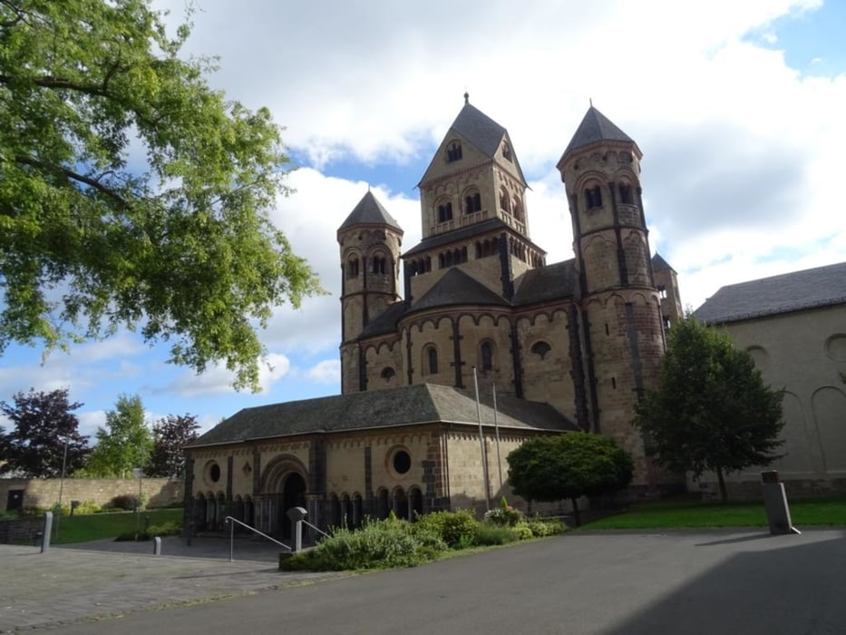 Kloster Maria Laach mit Seerundweg