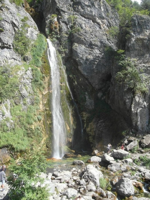 Albanische Alpen: Zum Wasserfall bei Theth