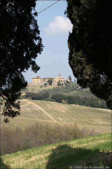 Rundweg bei San Gimignano (Toscana, Italien) 