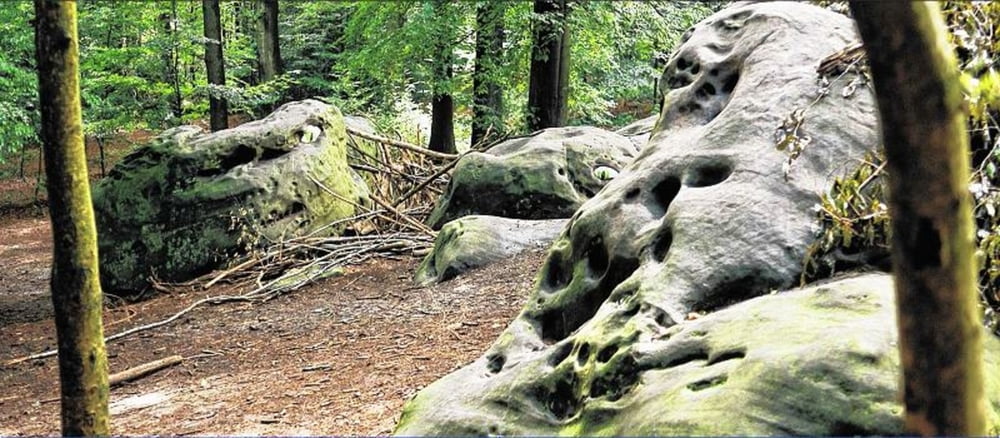 Legendäre Steine im Wald