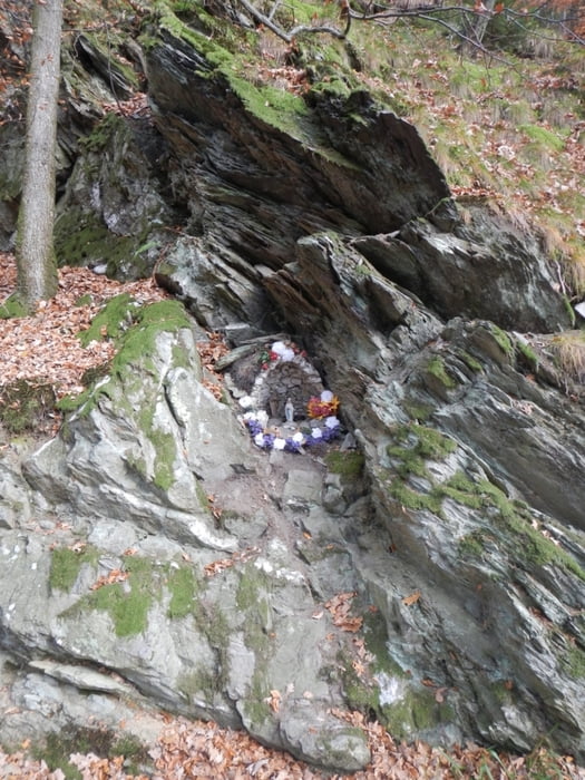 kleine Marien Statue im Wald