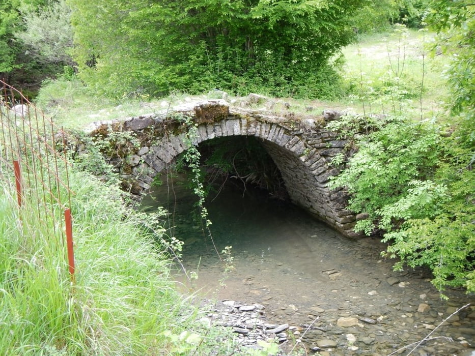 Greece, Zagori: trail to stone bridge Lakko ton Simadion