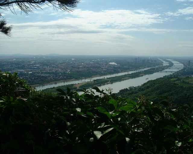 Far view from Leopoldsberg