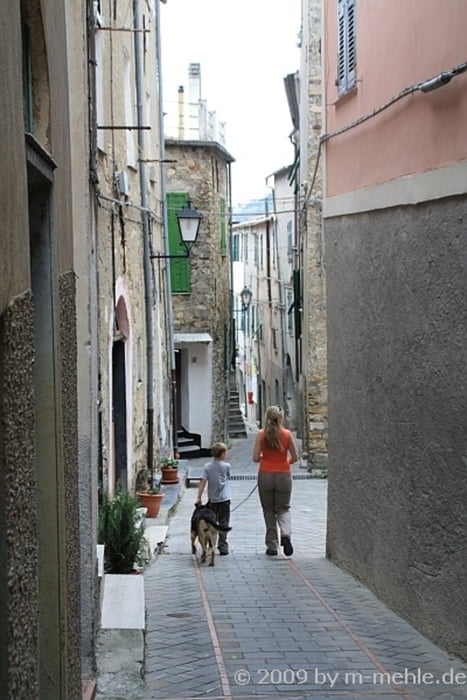 Weg durch "Villa Viani"