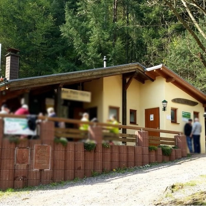 Pfälzer Rundwanderung mit Einkehr - Hütte am Schmalstein