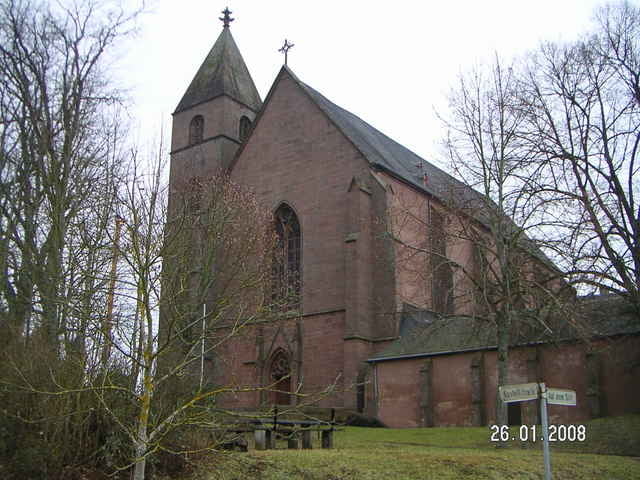 Kyllburger Waldeifel vorbei an historischen Bauwerken.