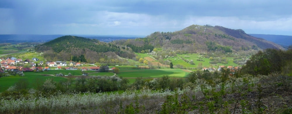 Wandern Franken: Oberehrenbach-Leutenbach mit Kirschblüte