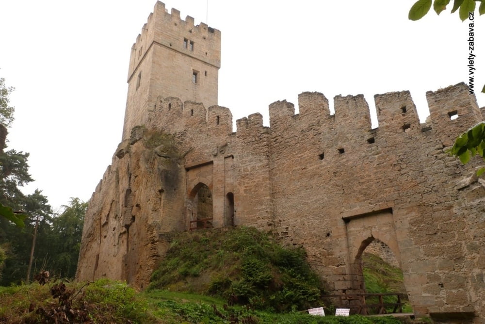 Rašovice - zřícenina hradu Helfenburk (Hrádek) u Úštěka, Kokořínsko