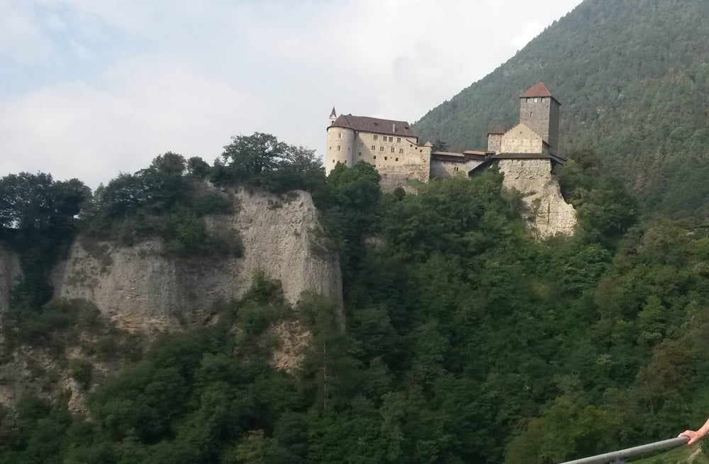 Dorf - Schloss Tirol