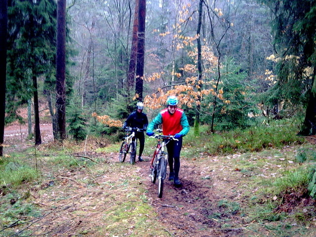 Auf den schlammigen Landwehr Trails bei Lüneburg