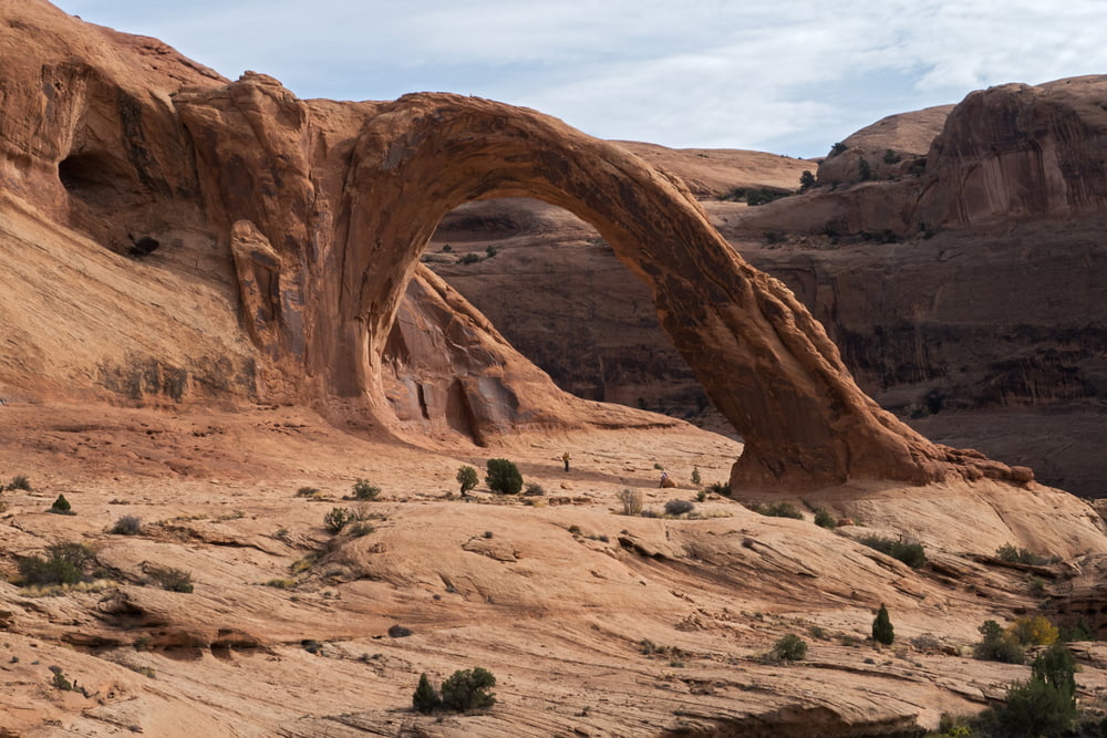 Corona Arch - Größenvergleich mit Wanderern darunter