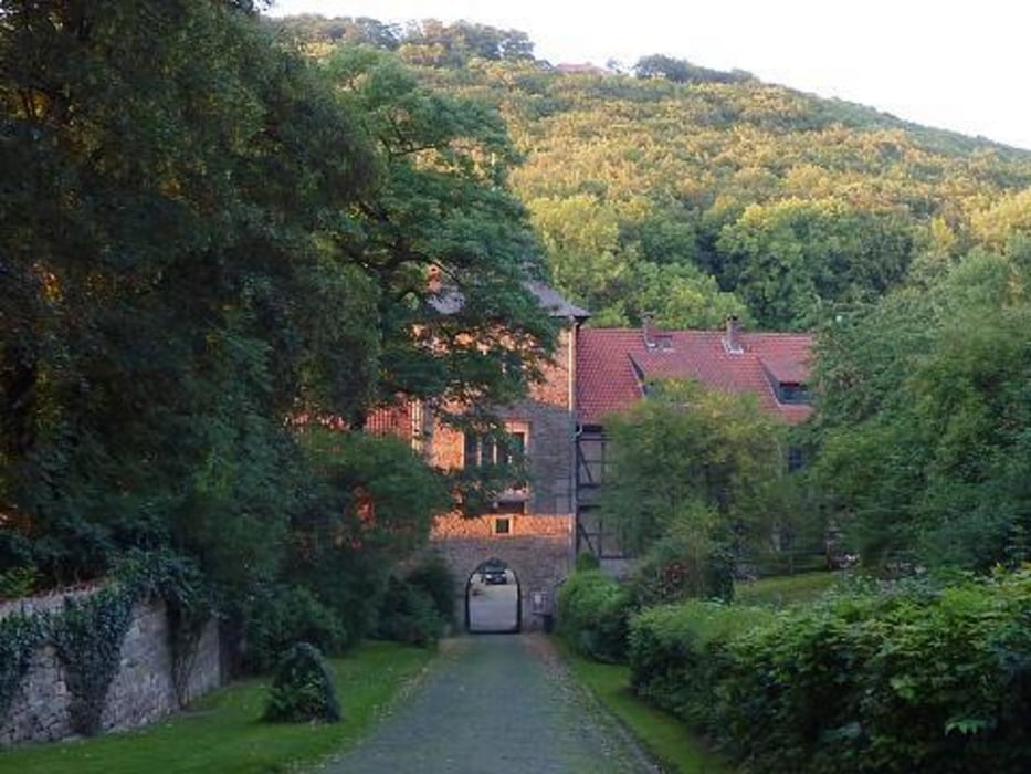 Schaumburg (im Hintergrund Paschenburg)