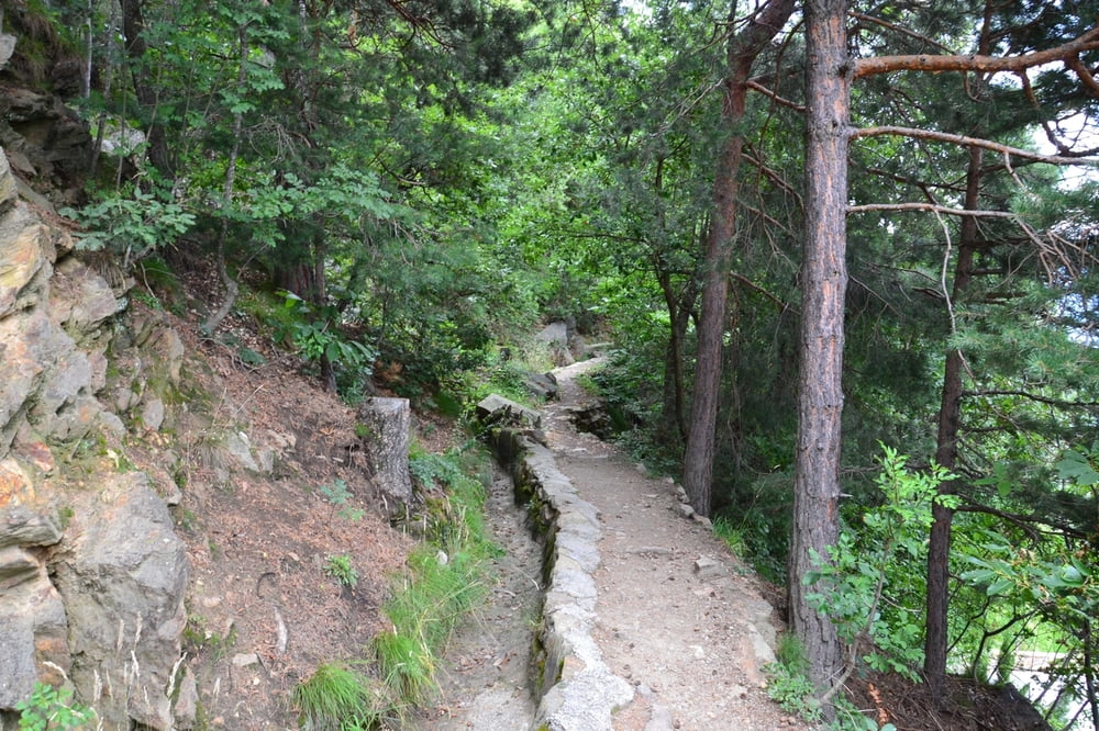 Über den Tscharser Waal zur Burg Juval
