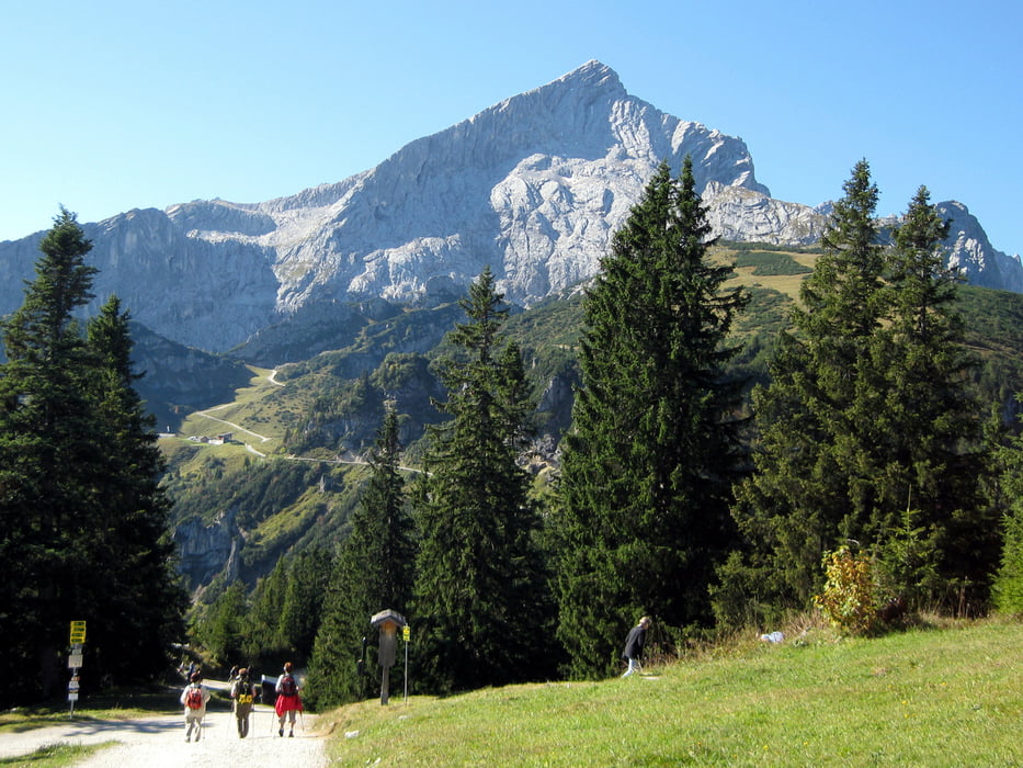 Von Garmisch mit der Kreuzeckbahn auf das Hupfleitenjoch und die Hochalm 