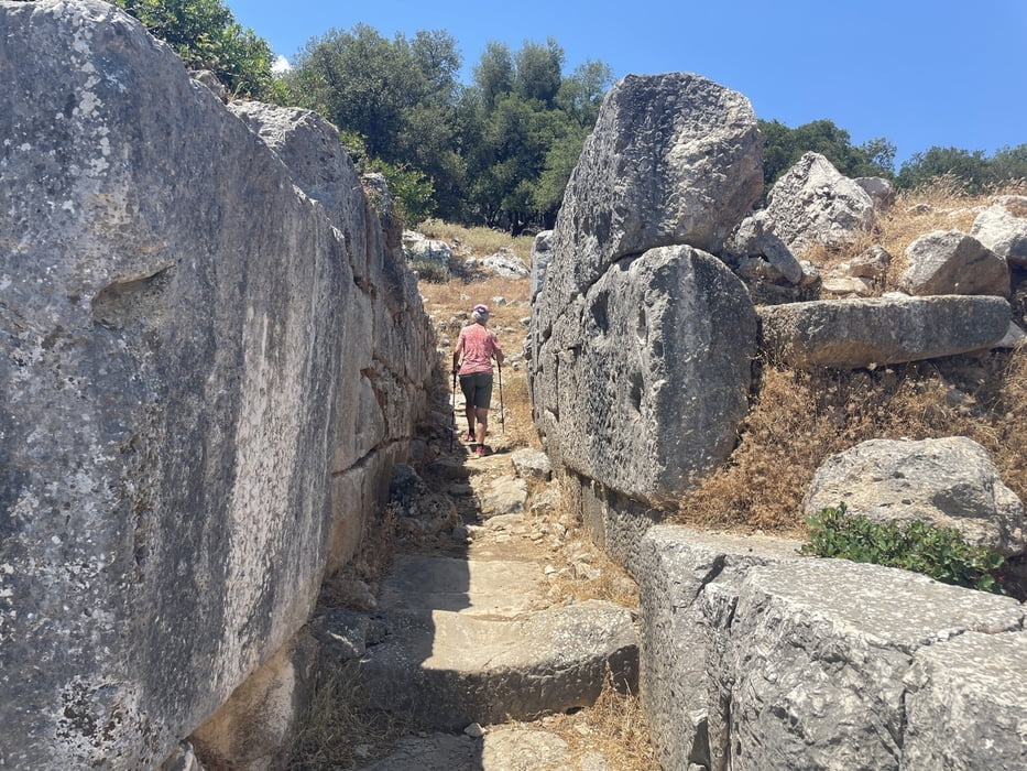 Zur Akropolis von Sami