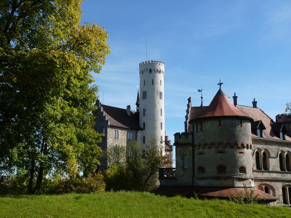 Schloss Lichtenstein und die Höhlen der Reutlinger Alb