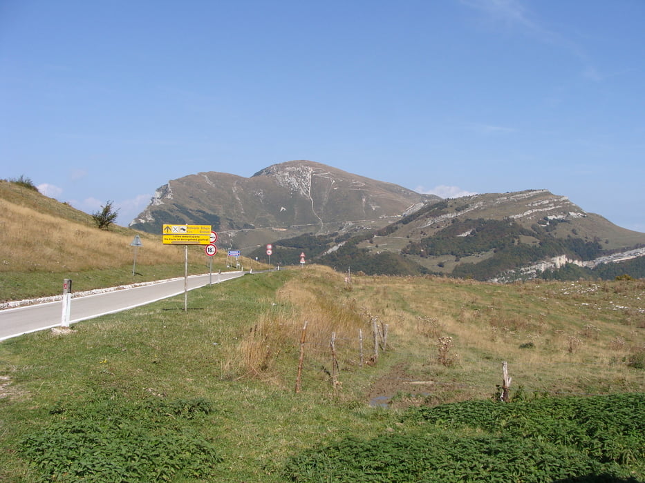 Blick zum Rif. Graziani und der Schotterpiste zum Altissimo