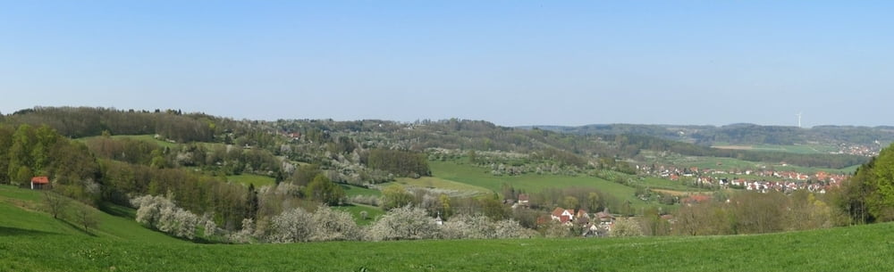 Wandern Franken: Kirschblüte am Lindelberg, Kreis Forchheim